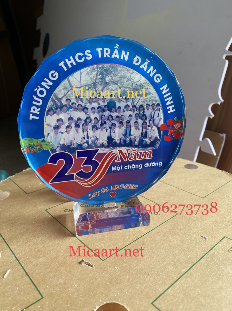 kệ mica trưng bày sản phẩm